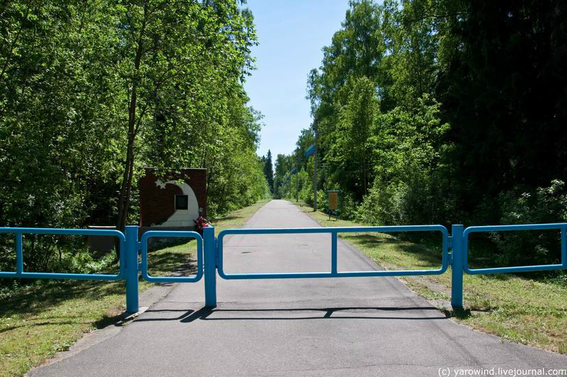 Вернулись на нормальную дорогу, и поехали обратно. Где-то через километр, чуть не доезжая Новоселово, увидели указатель, и ушли налево. 2,5 км и мы на месте.
Здесь есть асфальтированная площадка, где можно оставить машину. Далее только пешком. Новоселово, Россия