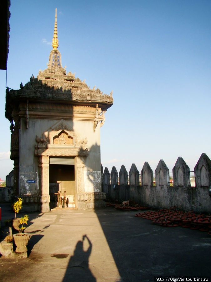 Башенок наверху арки всего пять — четыре по углам, и одна — в центре. Вьентьян, Лаос