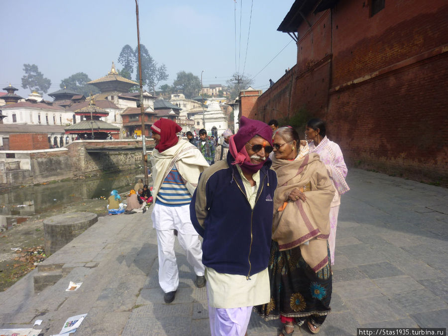 Деопатан. Индийские паломники в храме Пашупатинатх. Катманду, Непал