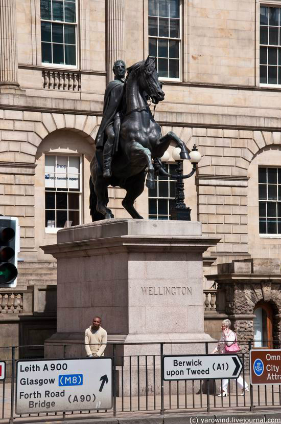 Перед входом памятник Веллингтону. Эдинбург, Великобритания