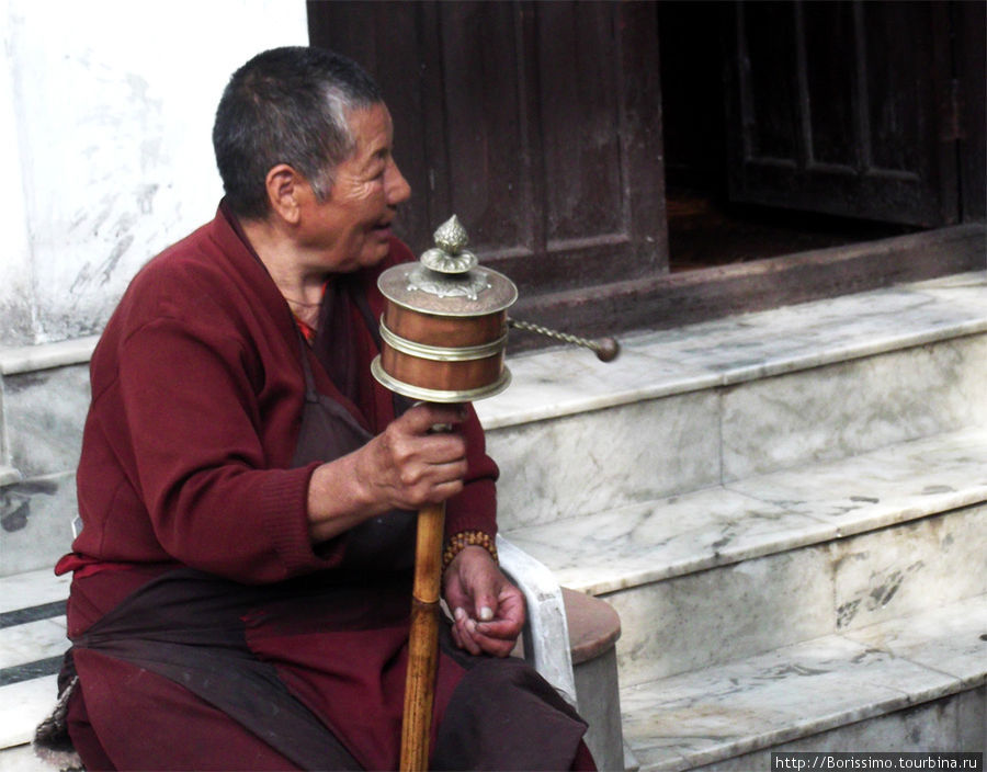 А это другой, более персональный девайс для молитв. Непал