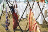На сари требуется от пяти до десяти метров материи- для сушки требуется много верёвок