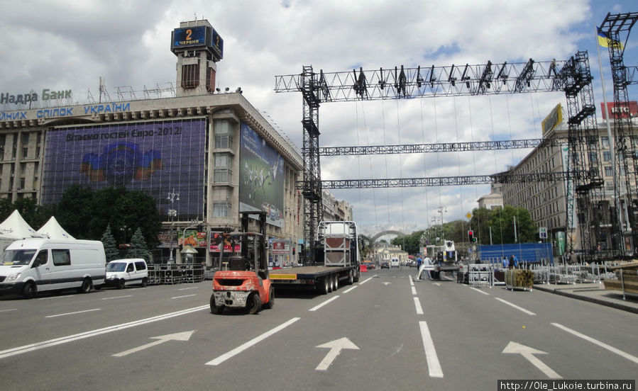 Крещатик готовят к Евро — монтируют большой телевизионный экран Киев, Украина