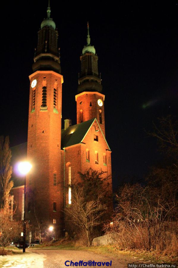 Хёгалидсчюркан (Högalidskyrkan) — здание из тёмно-красного кирпича построено в стиле Романтизма (хотя стиль не очень заметен в темноте). Действительно церковь очень похожа на католический храм. Стокгольм, Швеция