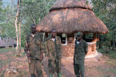 Эти солдаты(левый из них- тутси) не просто рейнджеры( проводники здесь другие), а военнослужащие армии Уганды сопровождающие туристов на некоторых маршрутах: за горами граница с Конго,где войны не прекращаются полвека