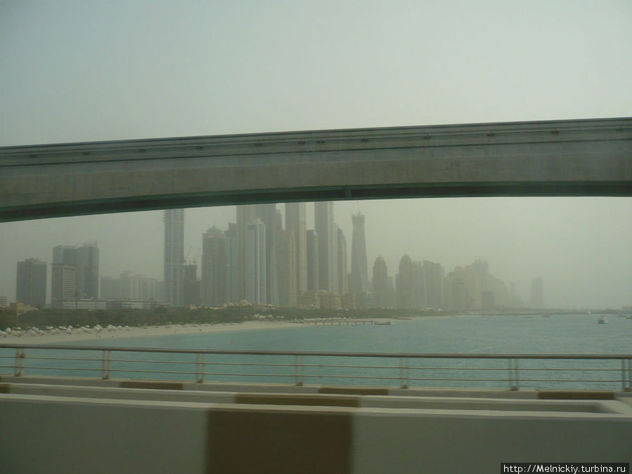 Остров Пальма Джумейра из окна автобуса Дубай, ОАЭ