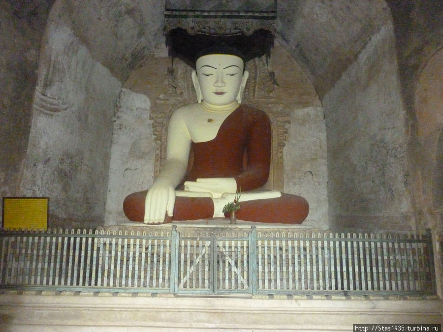 Баган. Алтарь в храме Суламони Баган, Мьянма