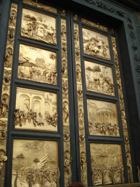 Двери, или порталы Баптистерия украшают бесценные панели, созданные Андреа Пизано и Лоренцо Гиберти по библейским сюжетам Флоренция, Италия