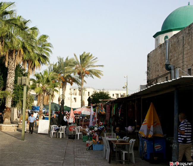 Рыночек, прилепившийся к мечети Акко, Израиль