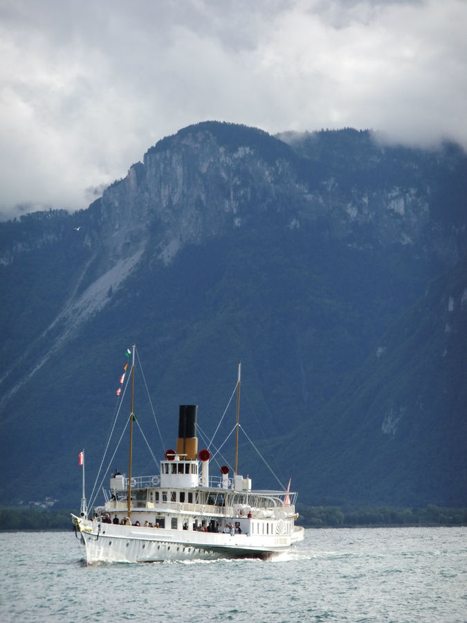 Между городками Женевского озера ходят такие пароходики начала прошлого века Монтрё, Швейцария