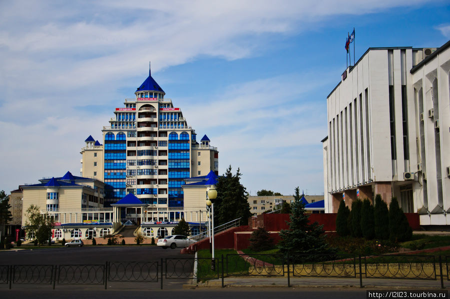 Новенькая многоэтажка и администрация города Горячий Ключ, Россия
