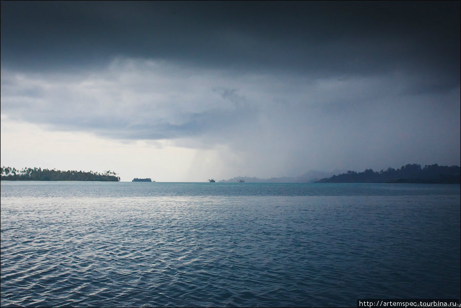 Непогода и волнение на океане — не редкость в здешних водах, особенно в сезон дождей. От ветра и летящей прямо в лицо воды здорово помогает мембранная одежда и солнцезащитные очки. Впрочем, теплый воздух не дает замерзнуть даже на большой скорости, да и дождь кончается через несколько минут после начала. Суматра, Индонезия