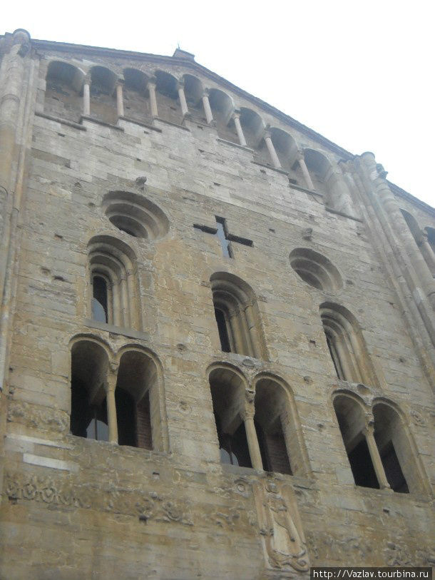 Фасад базилики Павия, Италия