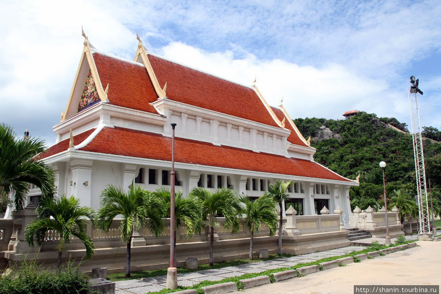 Ват Кхао Чонг Крайок - храм под скалой Прачуап-Кхири-Кхан, Таиланд