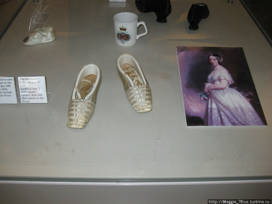 Туфли, в которых венчалась королева Виктория в 1840 году Нортхемптон, Великобритания