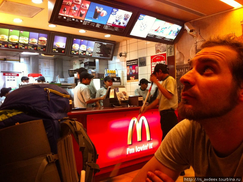 Нашли таки индийский мак!) И съели бургер под названием — Махараджи Мак!!) Дели, Индия