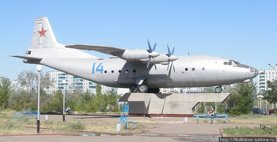 Монумент с самолетом Байконур, Казахстан