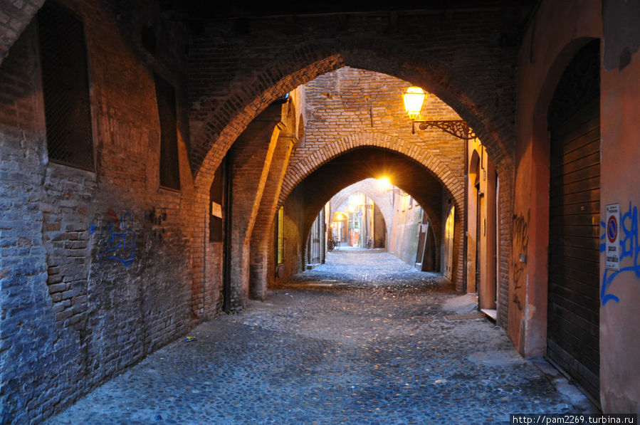 Вечерние улочки старого города Феррара, Италия