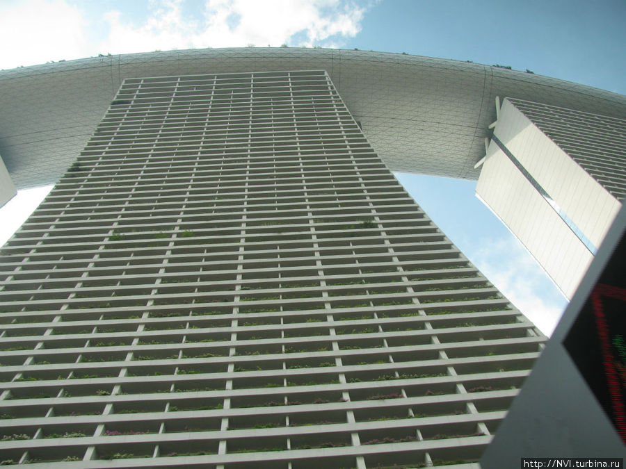 Вот уже башни отеля с огромным кораблем на крыше нависают над тобой, как грозный исполин... Сингапур (город-государство)