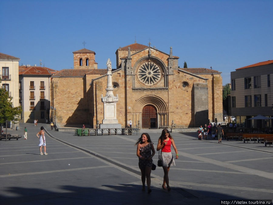 Вид на церковь с площади Авила, Испания