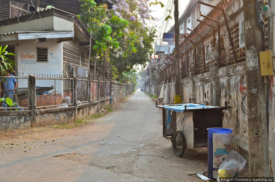 один из выходящих на набережную переулков Пхитсанулок, Таиланд