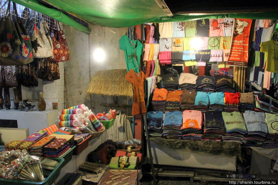 Ночной рынок - все для туристов Сиемреап, Камбоджа