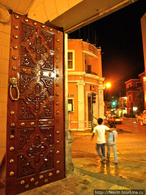 Двери университета открыты даже ночью Мерида, Мексика