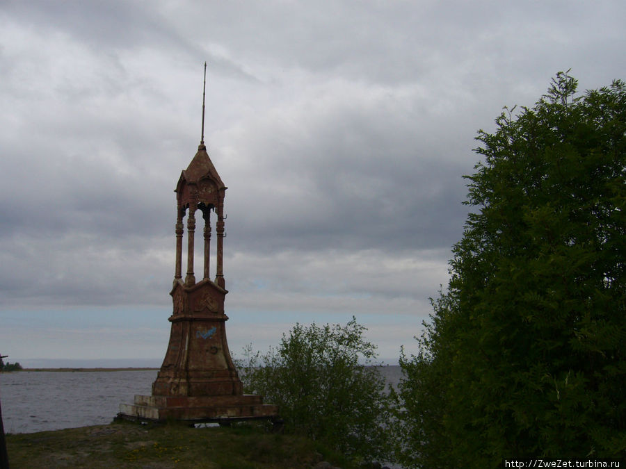 аналогичный маяк на другом берегу канала Иссад, Россия