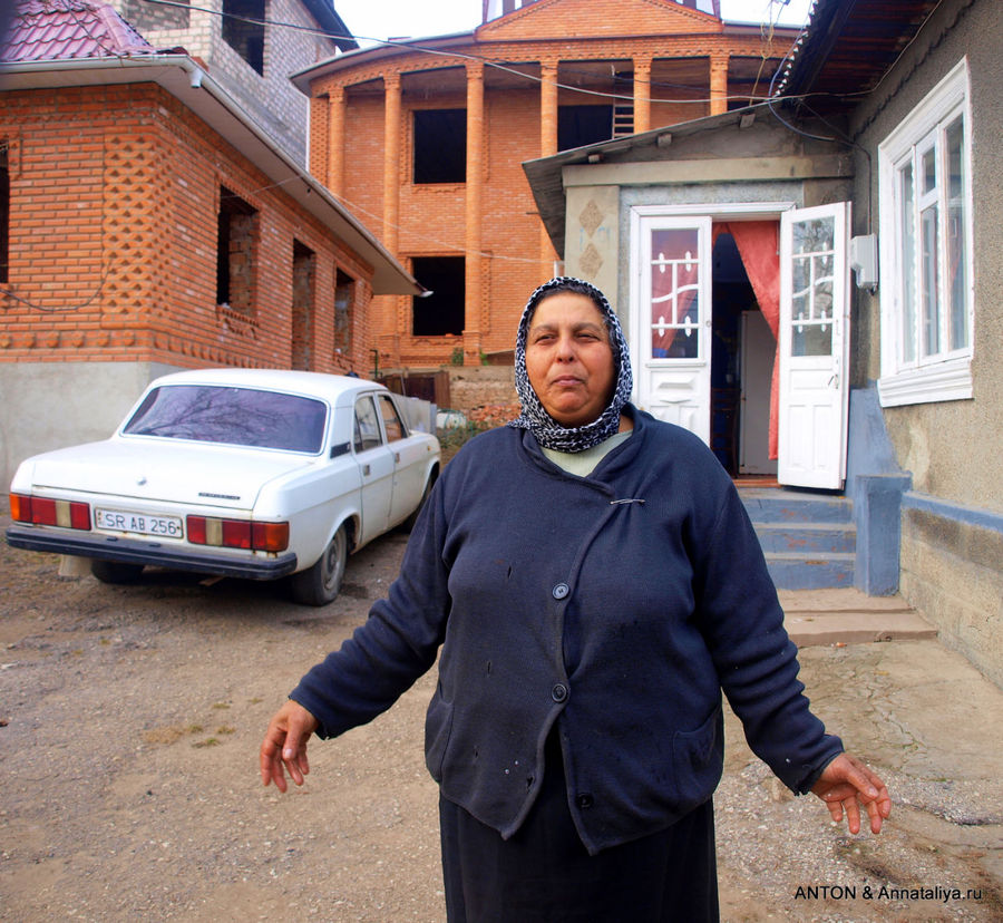 Анна-Маслина — жена Иона. Объясняет нам, что они — честные цыгане, занимаются коммерцией. Сороки, Молдова