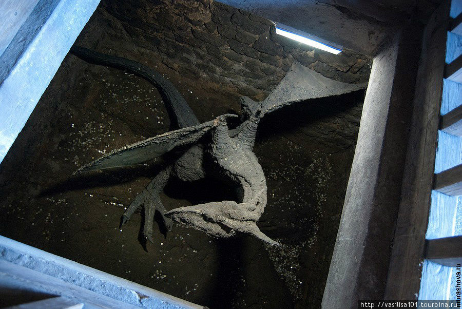 Дракон, охраняющий вход в башню Локет, Чехия