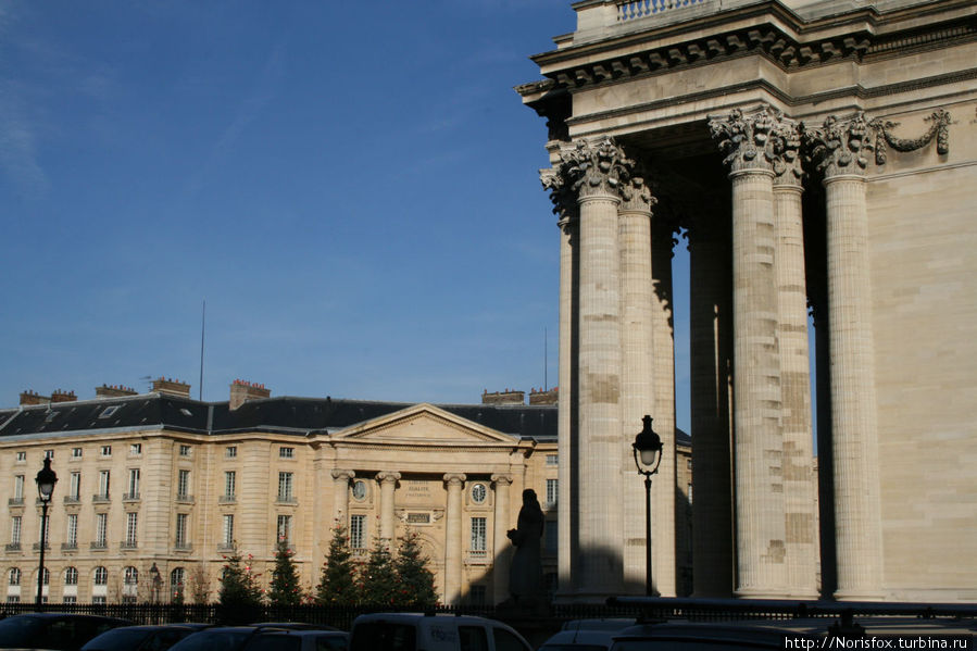 Опять вид на университетский корпус, только при солнечном свете Париж, Франция