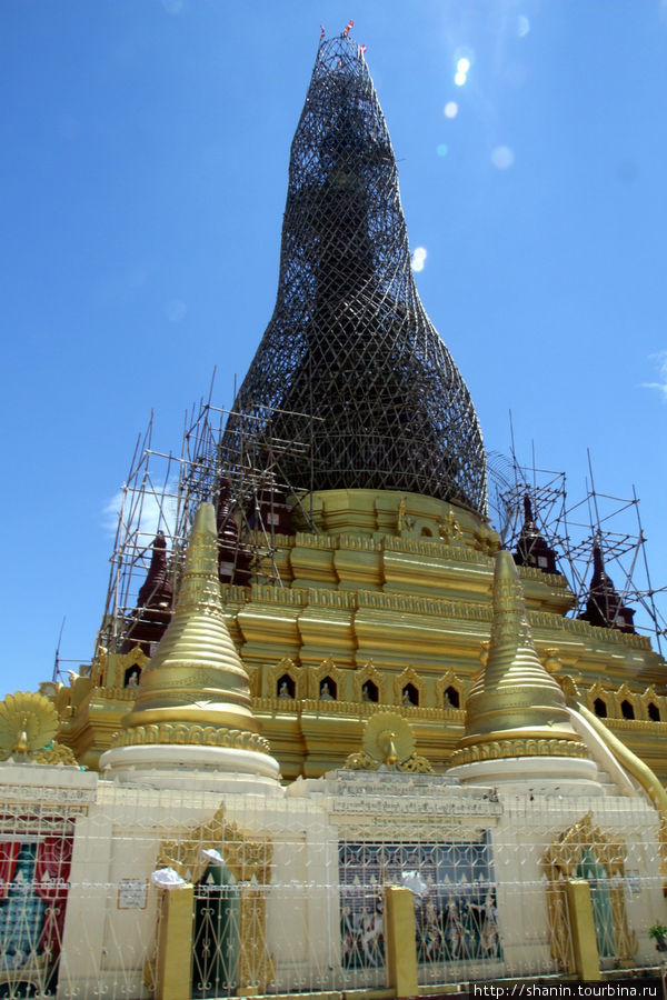 Главная ступа. Пагода Шве Сиен Кхон в Мониве Монива, Мьянма