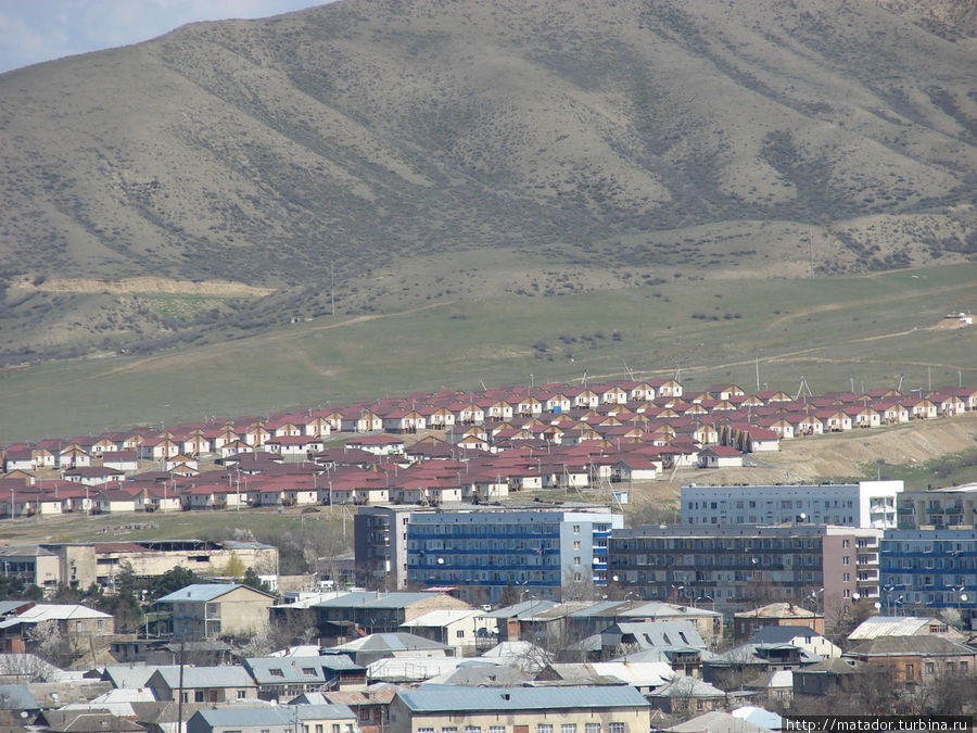 Недалеко от Гори построен городок для беженцев из Южной Осетии. По моему он пустой. Рядом нет работы, поэтому 5-6 домов заселены наверное. Осьальные поближе к столице ищут пристанище.правда и в том регионе есть подобные городки. Гори, Грузия