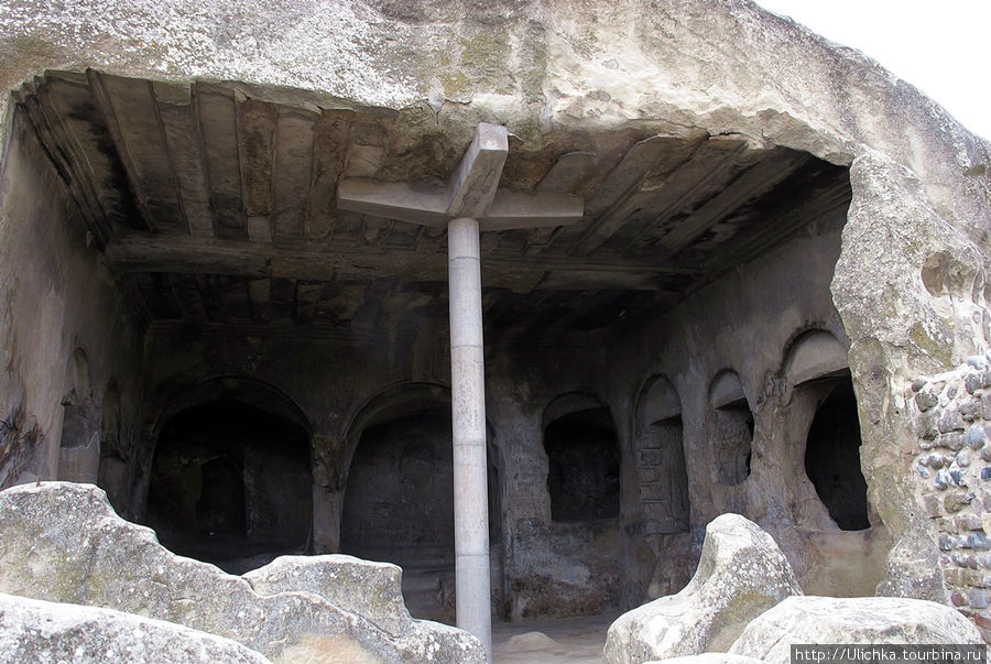 Первые жители Уплисцихе использовали естественные пещеры. Вероятно в конце I — начале II века н. э. эти пещеры были переустроены, в скалах были высечены несколько сотен различных сооружений, включая храмы, общественные здания и жилые дома. Кроме этого были обустроены колодцы и водостоки, городские ворота, улицы и укрепления города. Пещерный город Уплисцихе, Грузия