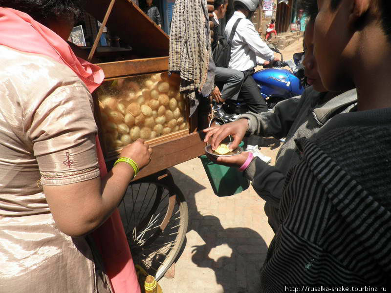 ....зачерпывается бульон... и можно есть)) Покхара, Непал