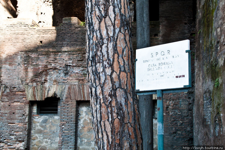 Сенат и римский народ. Эта надпись встречается здесь повсюду, даже на крышках люков. Рим, Италия