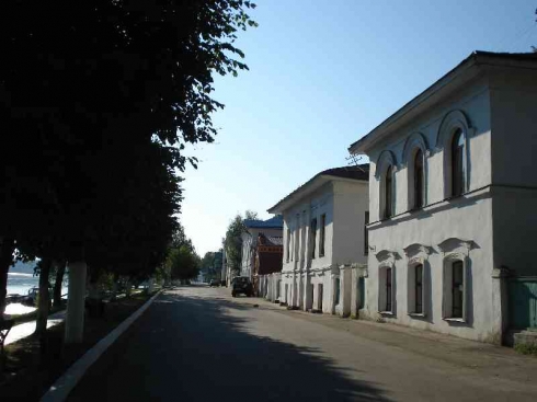 улица-набережная, на которой бывшие купеческие дома Плёс, Россия