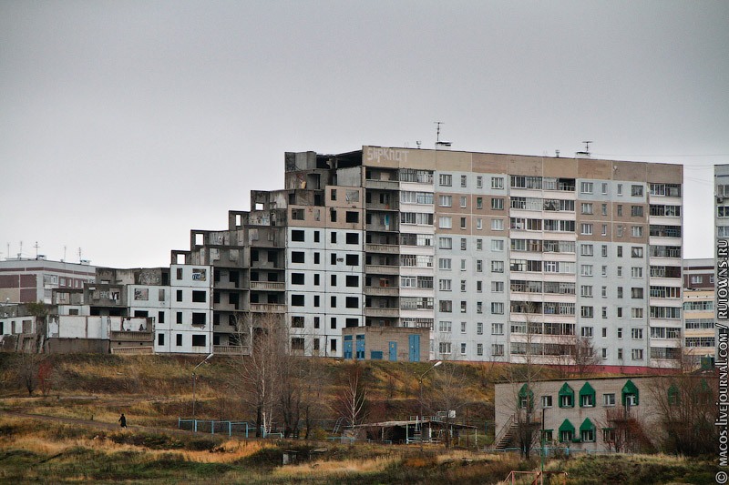 Вместе с атомной стройкой остановилось и развитие самого городка. Многие дома так и побросали: половина построена, и там живут люди — вторая половина осталась на ранней стадии строительства. Так и живут. Камские Поляны, Россия