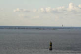 На переднем плане — маяк Вьей (с фр. вдова), что действует с 1887 года, за ним, правее — Большой маяк острова Сен.