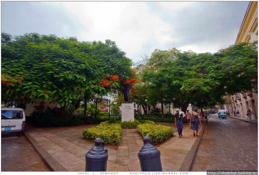 Маленький парк вокруг монумента Симону Боливару Гавана, Куба