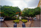 Маленький парк вокруг монумента Симону Боливару