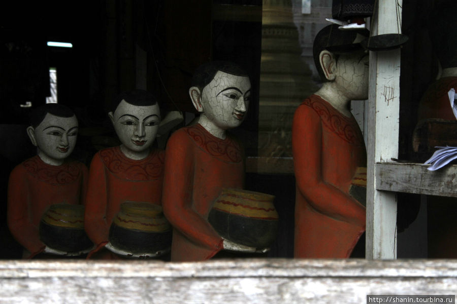 Статуи буддистских монахов — из дерева Ньяунг-Шве, Мьянма
