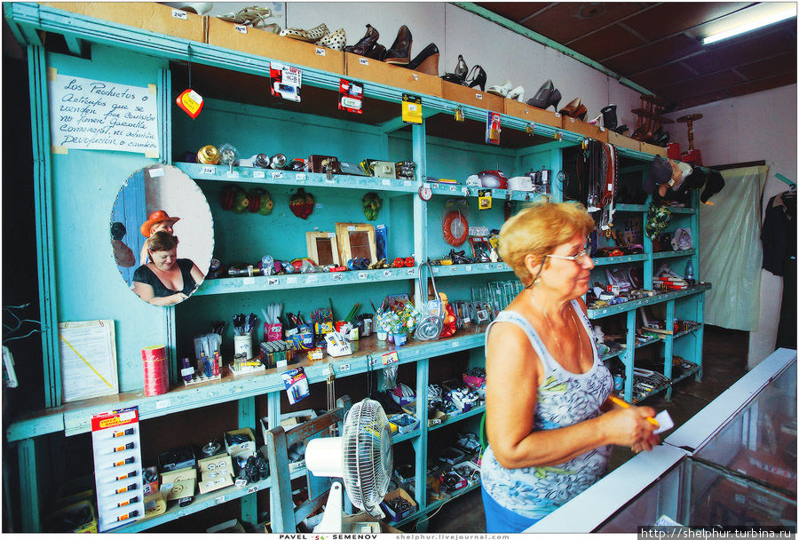 А вот так выглядят магазины для местного населения. Это не редкость в захолустье, а вполне крупный магазин промтоваров. Магазинов с продуктами так таковых нет, есть местные палатки в которых продают конфеты, крупы, мучные изделия, яйца и, если это крупный населенный город, жевательные резинки и леденцы на палочке. Куба