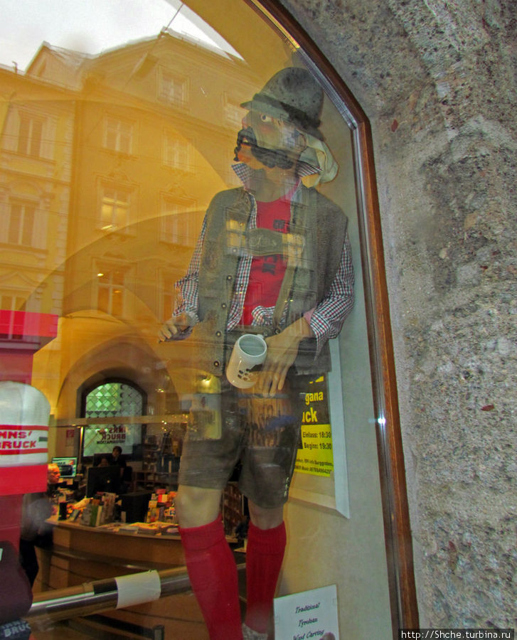Это экспонат в витрине Touristic Information. Интересно, это тирольцы так себя видят, или нас? Инсбрук, Австрия
