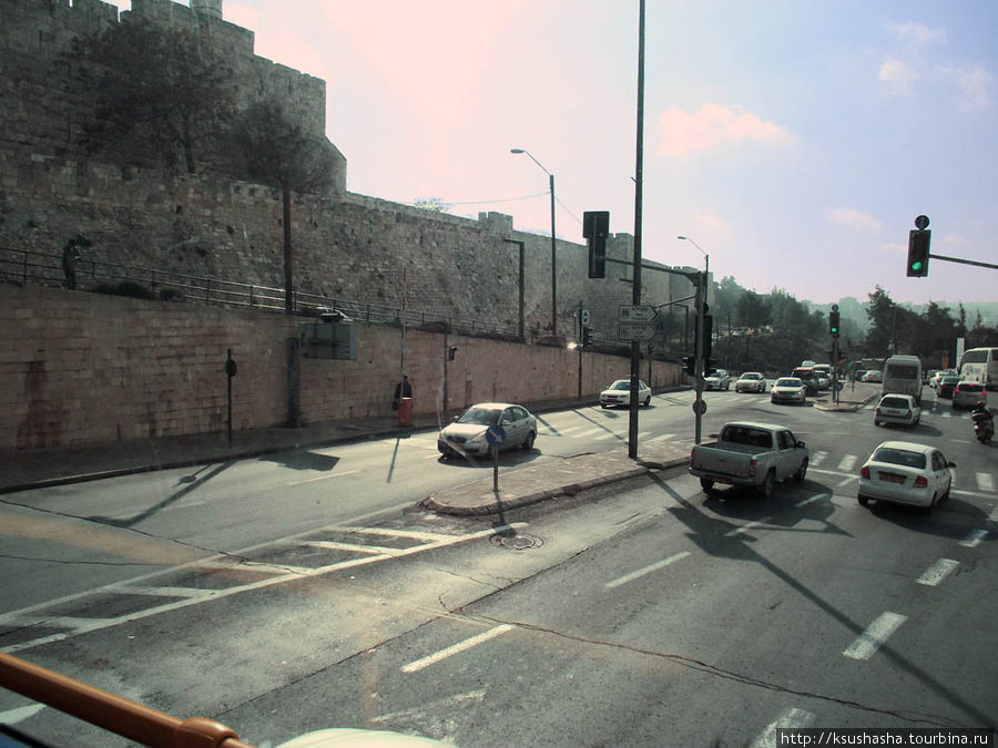Справа старая крепостная стена Иерусалим, Израиль