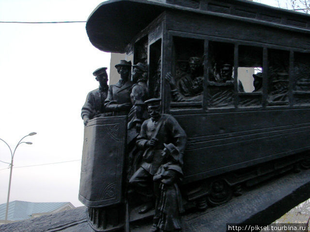 Памятник первому трамваю установлен на Владимирском спуске. Именно здесь в июне 1892 года впервые в Западной Европе начал ходить электрический трамвай. История первого киевского трамвая Киев, Украина