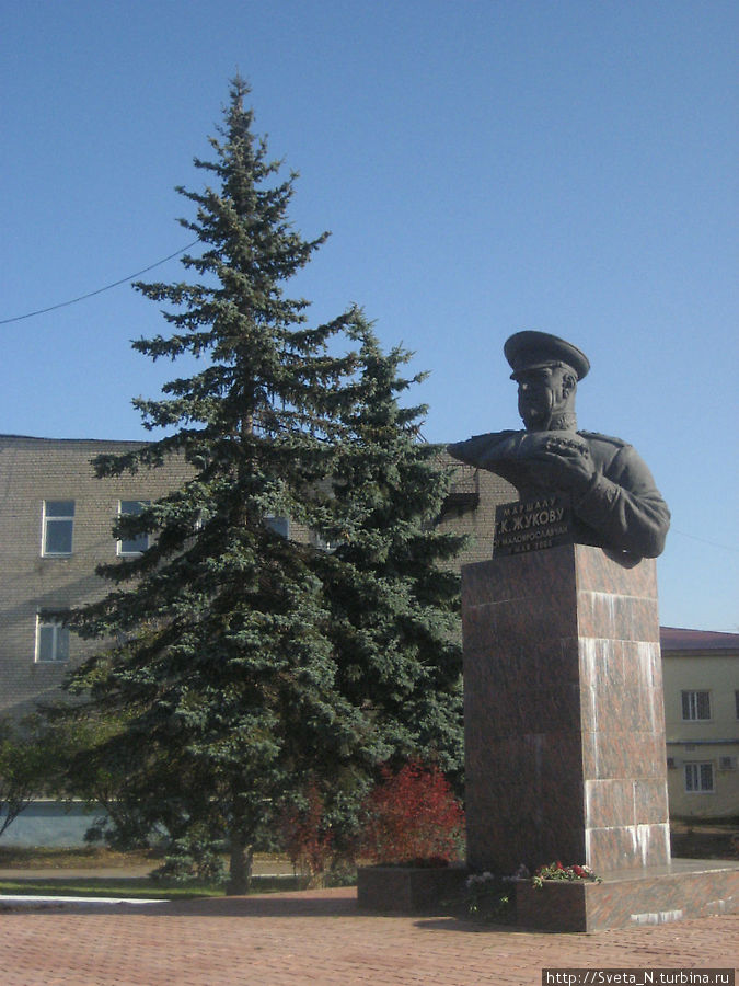 Памятник маршалу Жукову на пл.Жукова Малоярославец, Россия