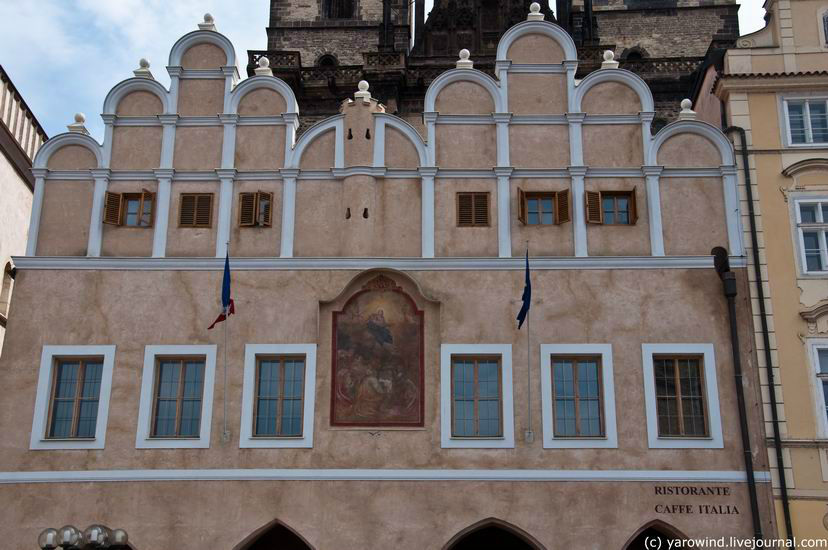 Рядом с храмом стоят несколько украшенных домиков. Тынcкая школа, XVIв. Прага, Чехия