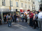 Митинг в центре Вены. Очень цивилизовано и малочисленно.