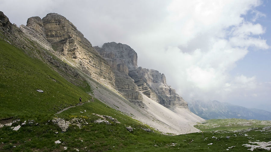 Альпийские луга и камни Мадонна-ди-Кампильо, Италия